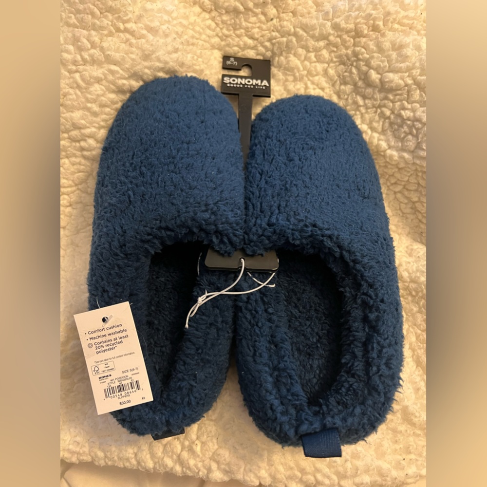 New Women’s Blue Sonoma slippers, Size Small 6-7.